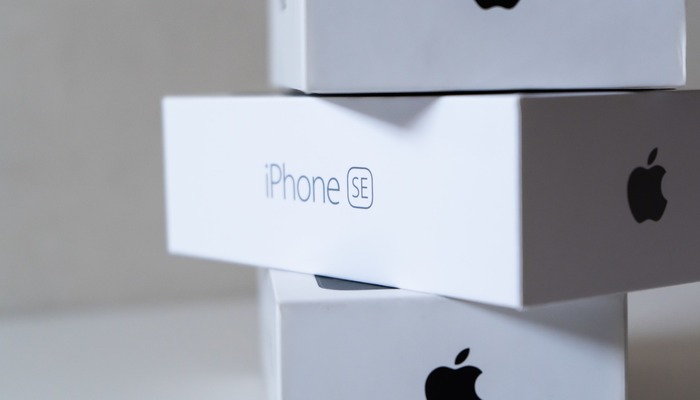 Logo of Apple iPhone SE on the packaging box