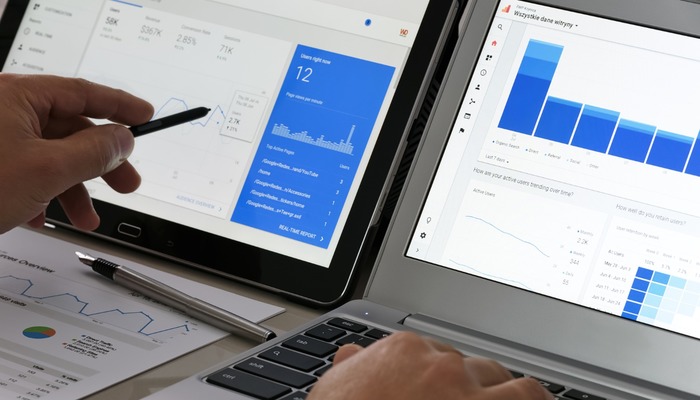 Person using Google Analytics